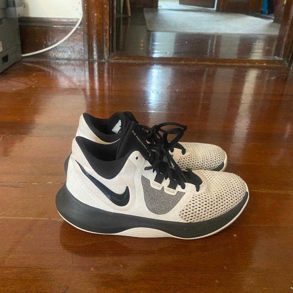 Nike air precision to size 6, high tops. Barely worn.